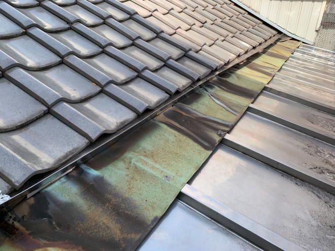 北区　瓦屋根　銅板の穴あき状況