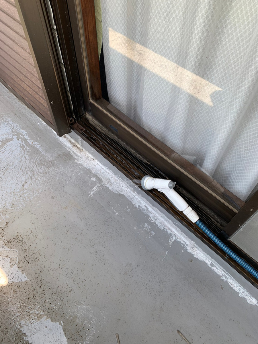 長久手市で雨漏れ試験をしている様子