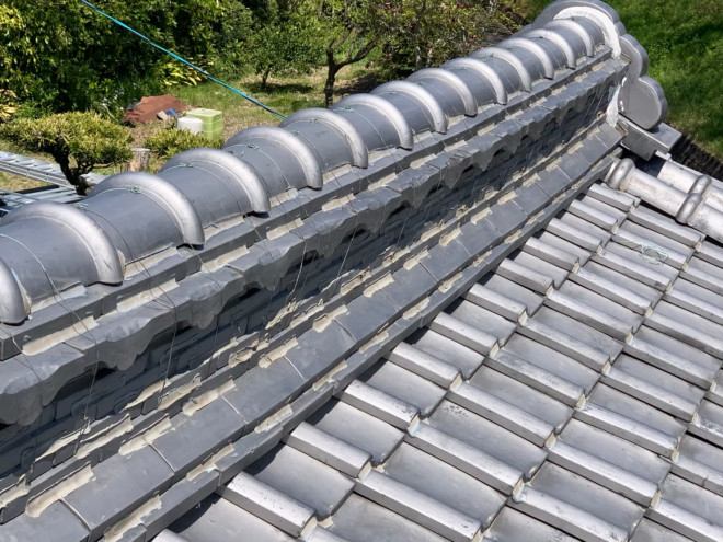 日本瓦の棟部が劣化している