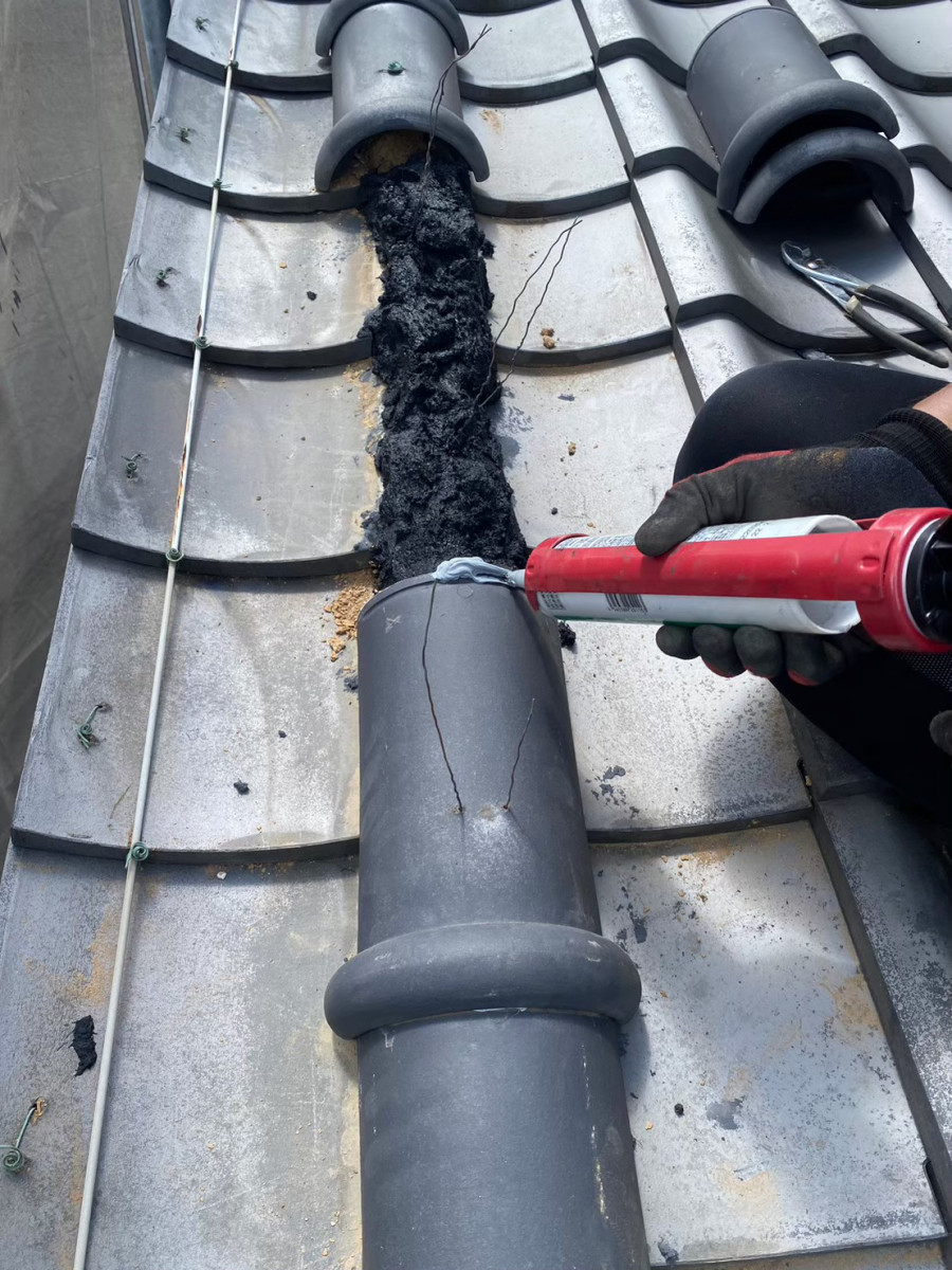 守山区で風切丸の隙間にシーリングをしている様子