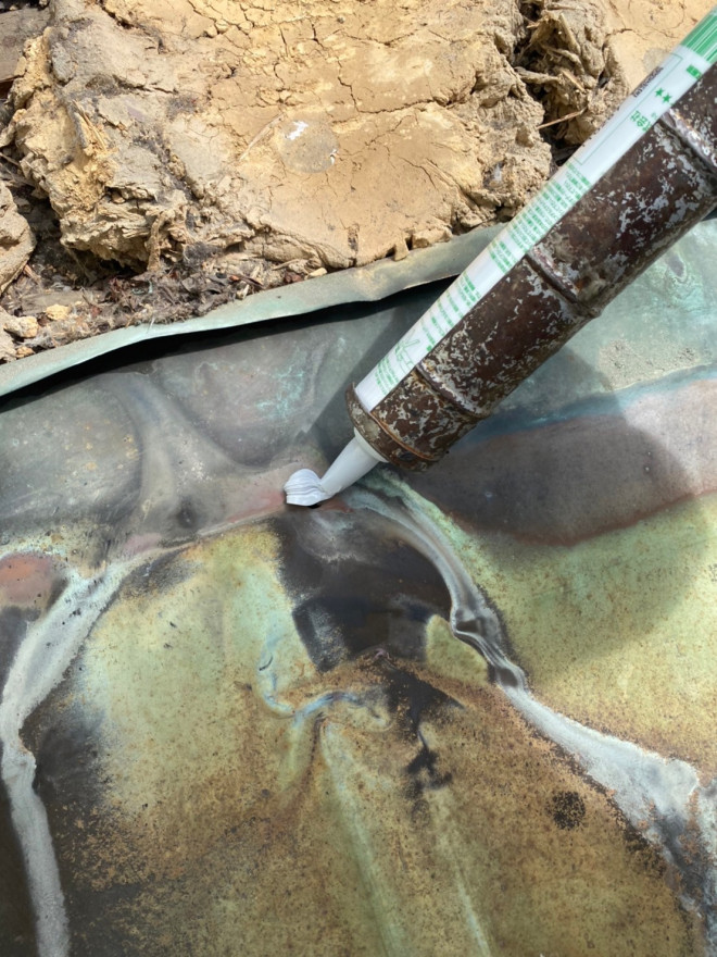 北区で銅板の穴あき補修