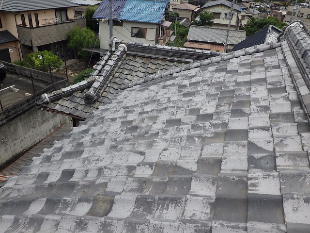 古い瓦屋根の写真