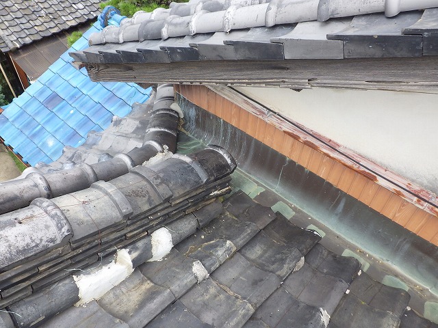 古い瓦屋根の陸谷部の写真