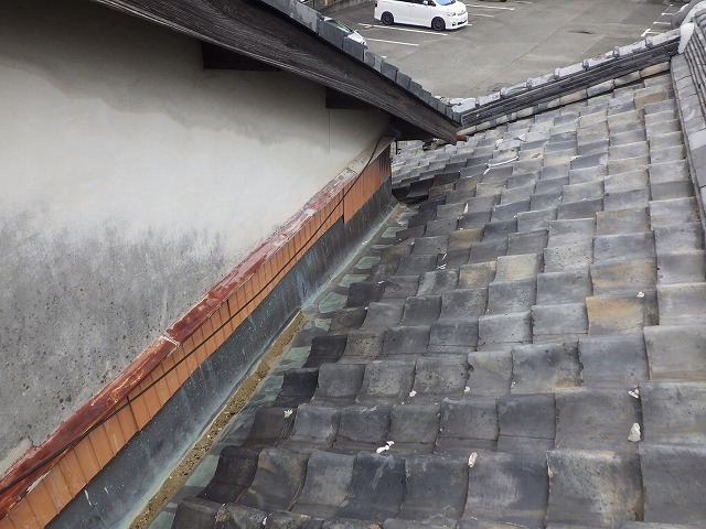 古い瓦屋根の陸谷部