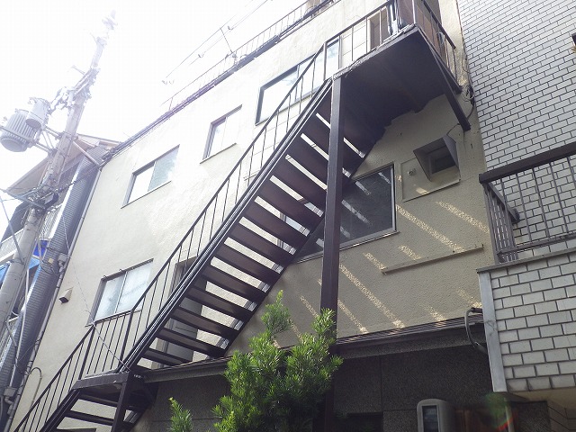 東大阪市にて、他業者が３年間放置したアパートの雨漏り調査