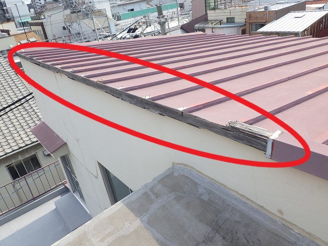 東大阪市　アパート　雨漏り　瓦棒屋根　棟板金　飛散①