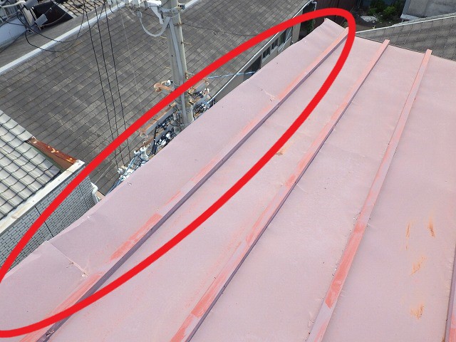 東大阪市　アパート　雨漏り　瓦棒屋根　ケラバ　破損①