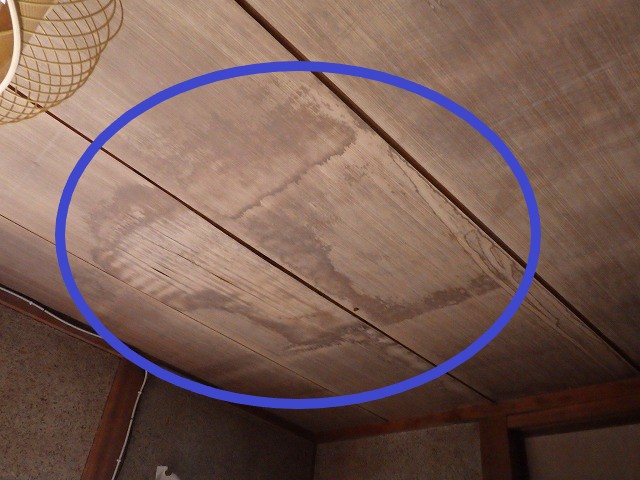平野区O様邸の天井の雨染みの写真