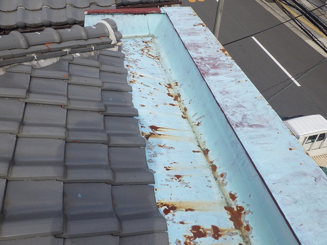 平野区の雨漏りしている屋根谷樋部の写真