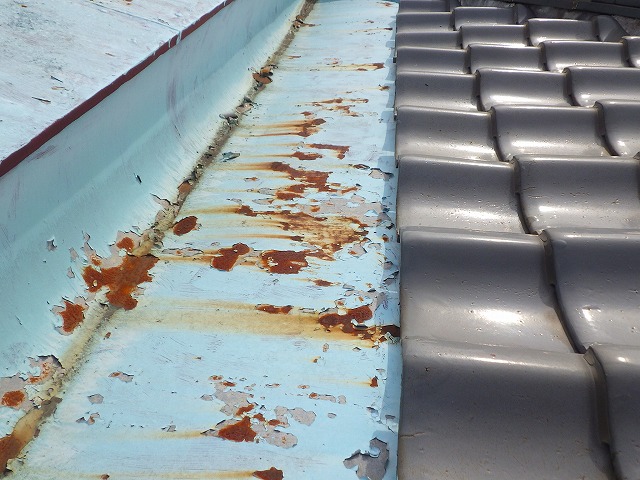 平野区の雨漏りしている屋根谷樋部の写真