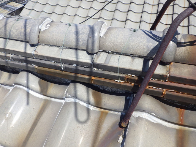 訪問販売の業者によるラバーロック工法の棟部