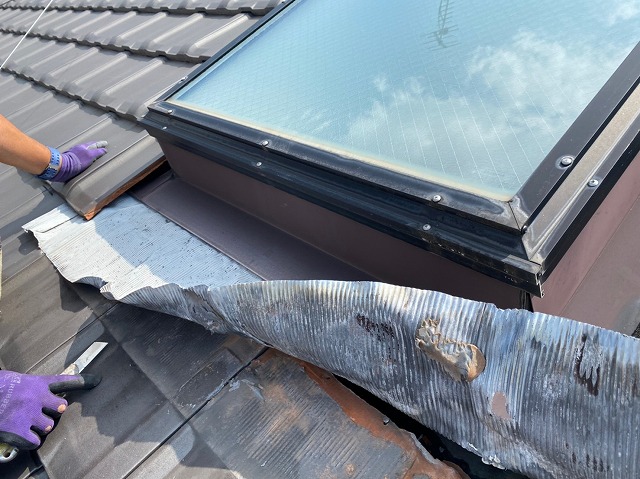 名古屋市守山区にて古くなったトップライトから雨漏れ、下地の穴あきも