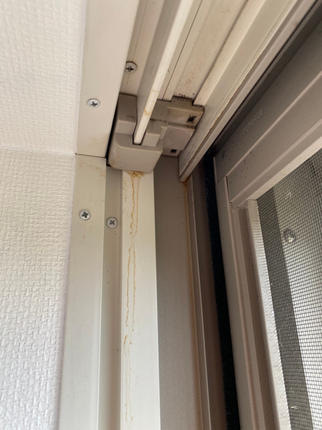 守山区瀬古にてサッシから雨漏り発生、原因は屋根の上のトップライト