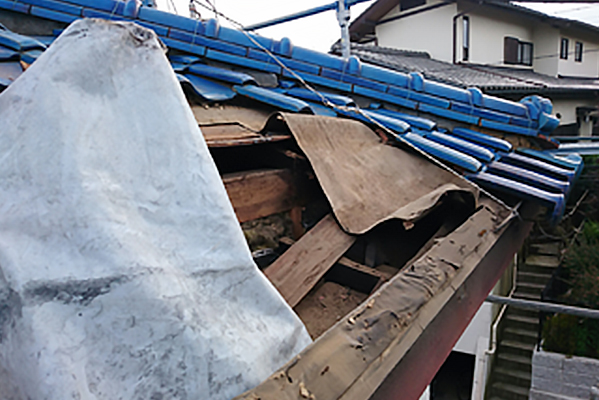 棟周辺の瓦屋根の防水紙が劣化し、大きく剥がれています