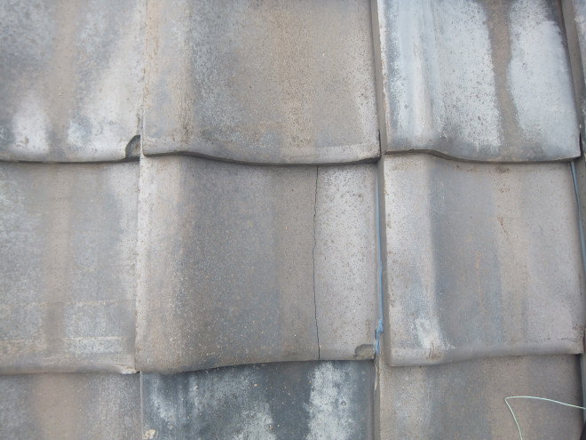 桟瓦が割れている