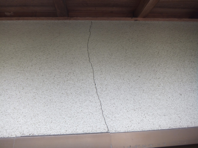 外壁がひびわれている