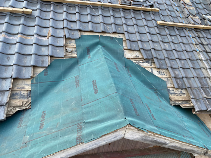 台風での瓦ズレからの雨漏りを屋根葺き直し工事で改善いたします