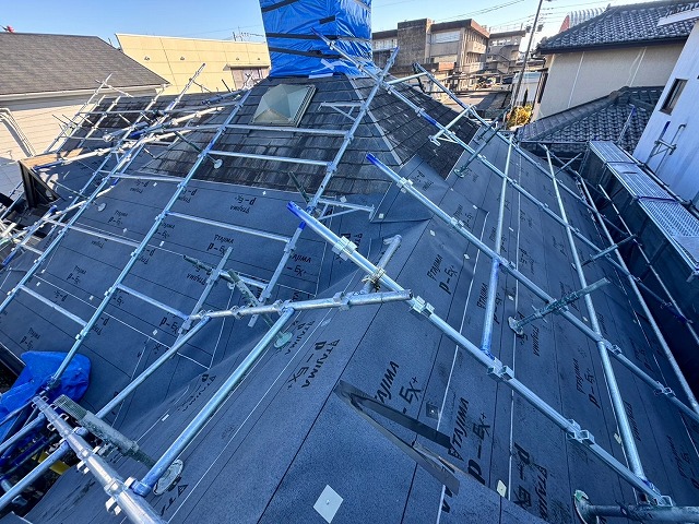 久喜市　雨漏り 雨染み  落下 飛散 ズレ 破損  経年劣化 劣化 老朽化 築年数  腐食 苔 カビ  ひび割れ