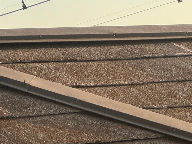 加須市の木造二階建て住宅で棟板金の浮き　対処法について