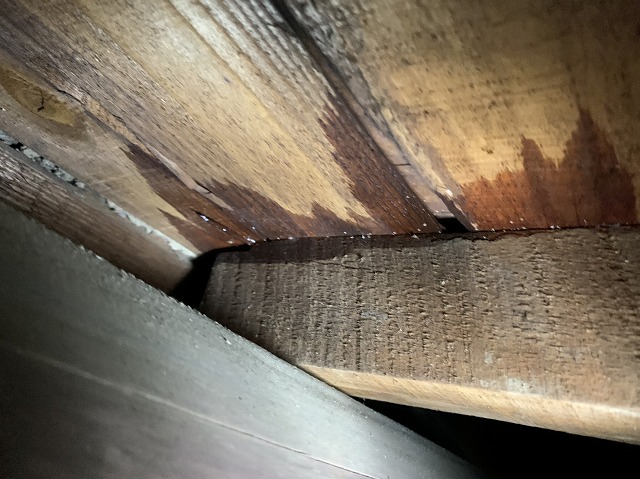 屋根瓦に散水後屋根裏から雨漏れ確認