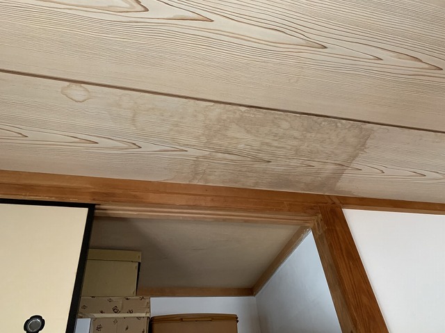 奈良市にお住まいのお客様から「2階の部屋の天井にシミのような模様が・・雨漏りですか？」　とお問い合わせを頂き現地調査へ