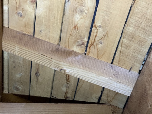 Ｓ様邸天井裏風景　過去の雨染み有