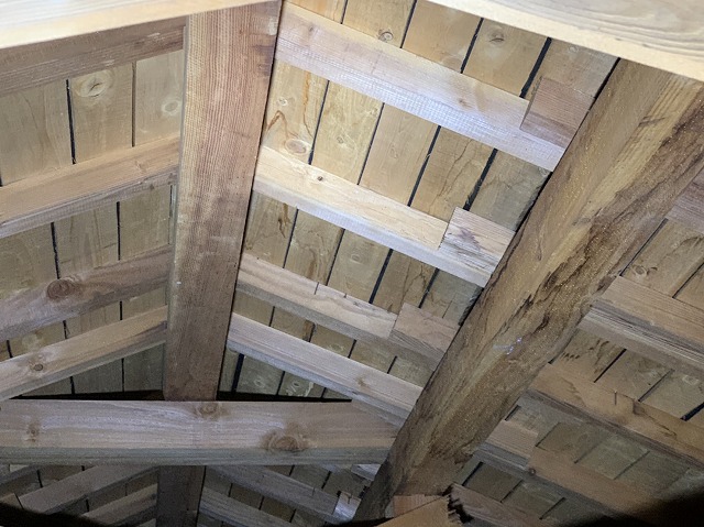 Ｓ様邸天井裏風景　過去の雨染み有