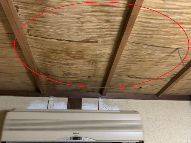 奈良市で無料雨漏れ点検！　日本瓦屋根で雨が降るたびに天井には雨染みが　屋根の調査で割れやズレ発覚！　　