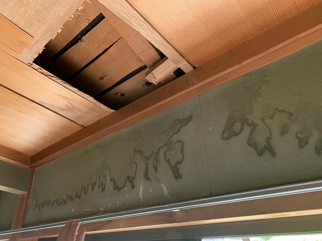 天理市で築60年の和瓦屋根を無料点検！　切妻屋根（きりづまやね）の棟瓦が雨漏りの原因でした。