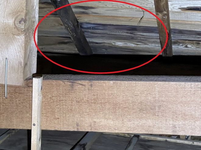 天井裏　野地板変色