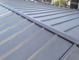 ガルバリウム鋼板で屋根を葺き替え雨漏りと錆びを改善