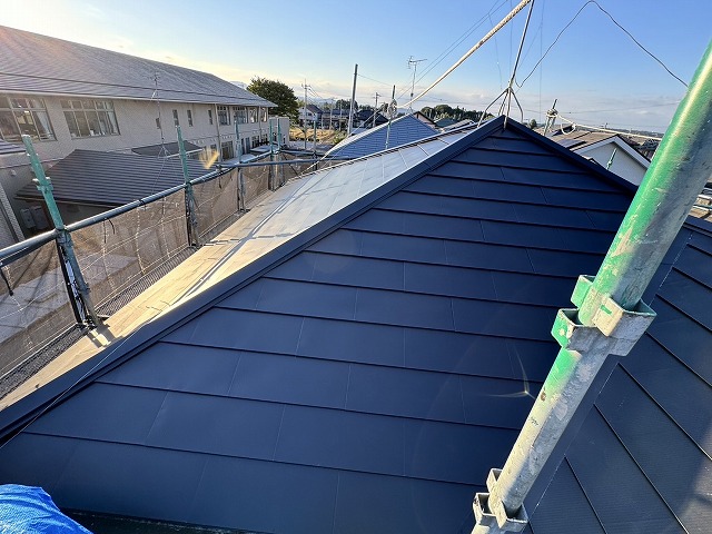 幸手市の木造二階建て住宅のメンテナンス　屋根のカバー工事を行いました！