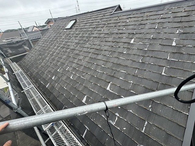 加須市の木造二階建て住宅のコロニアル屋根の劣化、カバー工事を行いました！