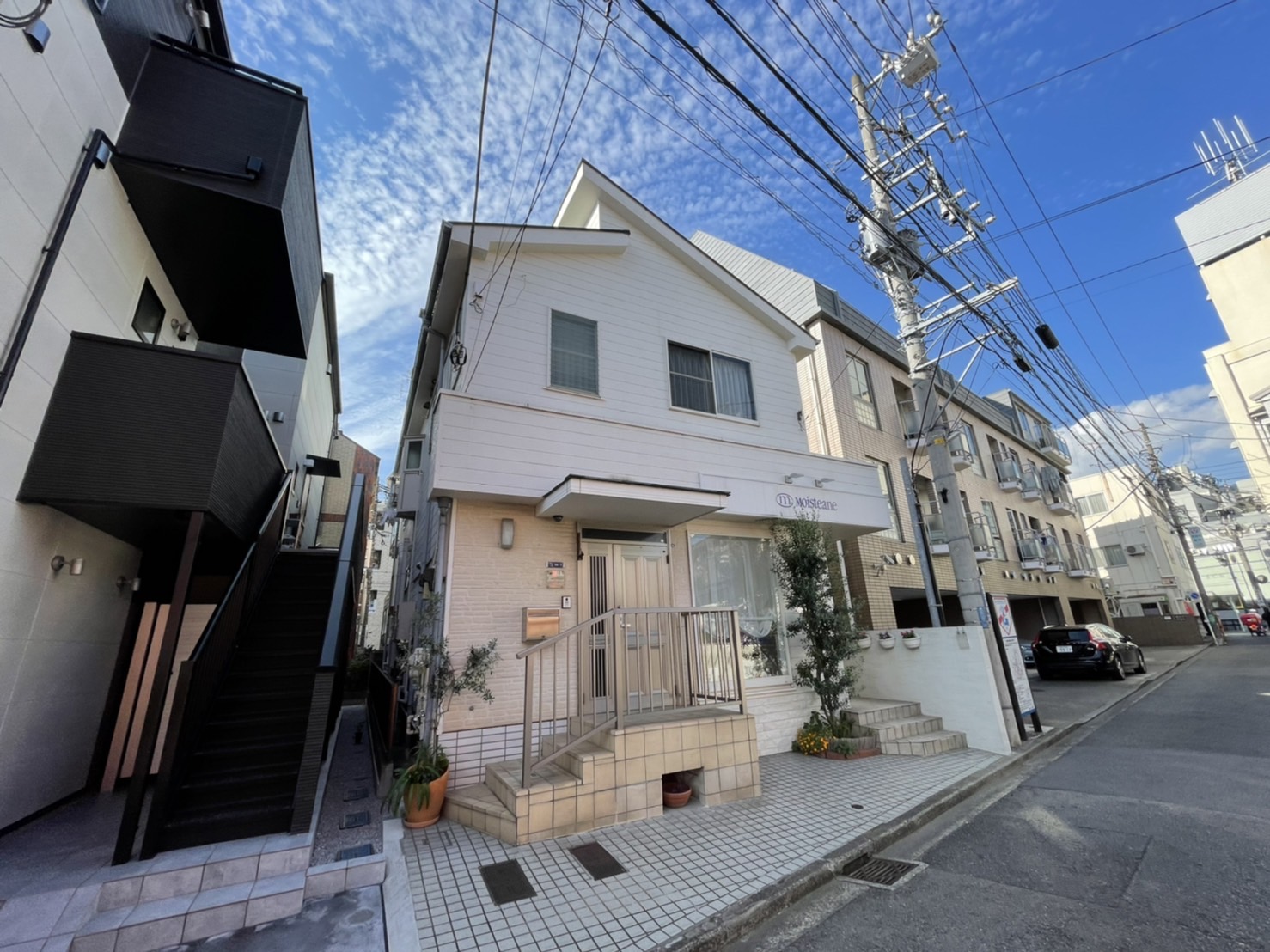 東久留米市八幡町にある白を基調とした、段違い屋根のお住まい