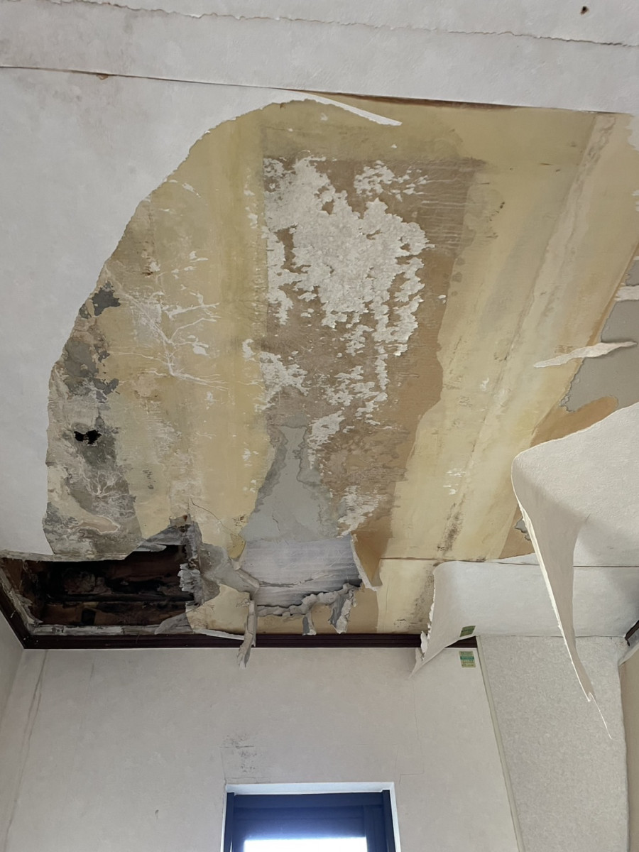 久喜市南栗橋の雨漏り修復！天井張替えとクロス交換で新築のような美しさを