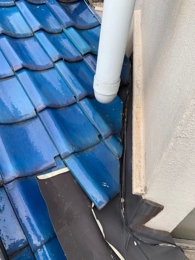 守山区で雨漏りしている青い瓦
