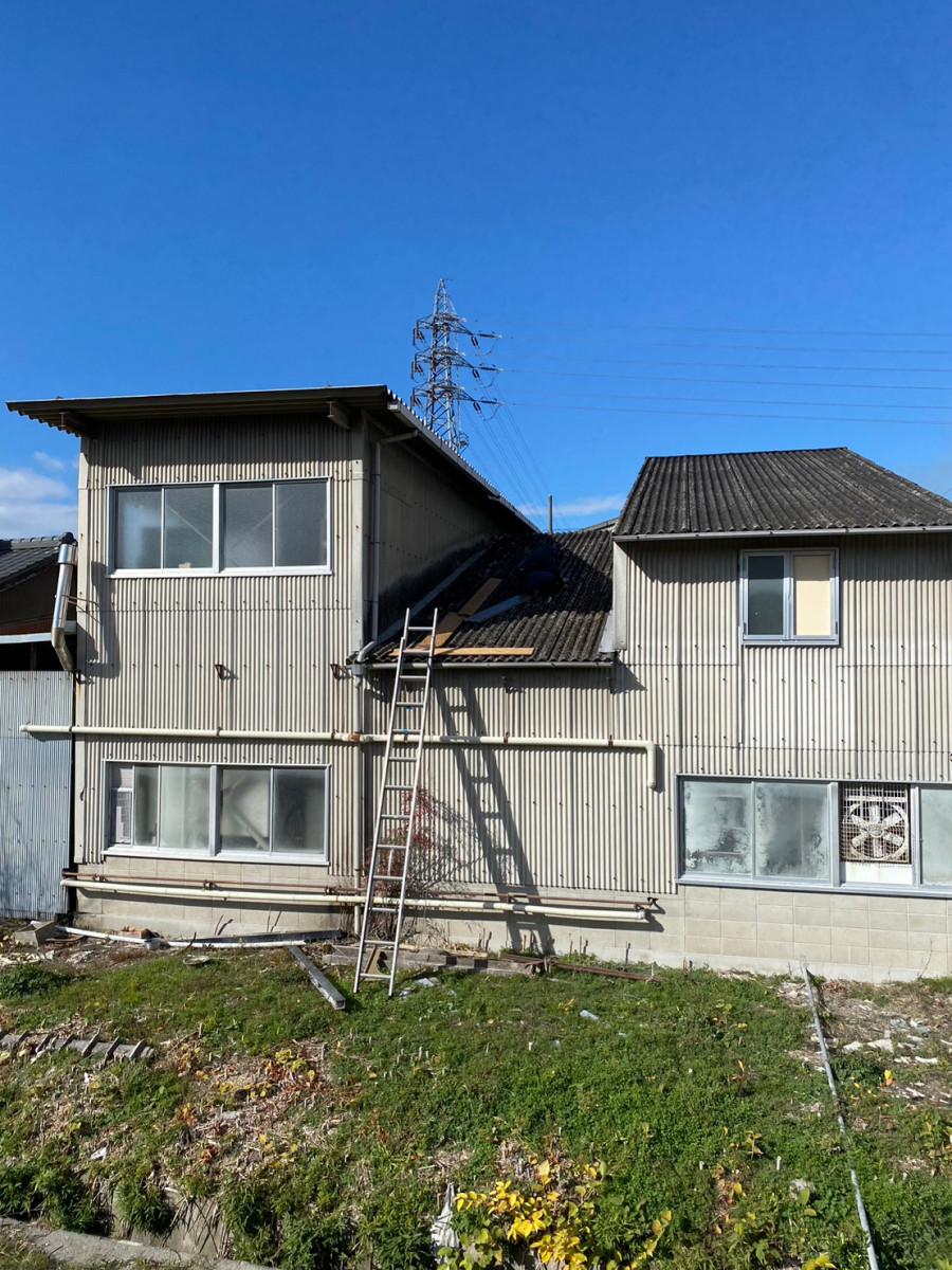 名古屋市守山区で工場のスレート屋根の穴あきをシール補修で修理しました