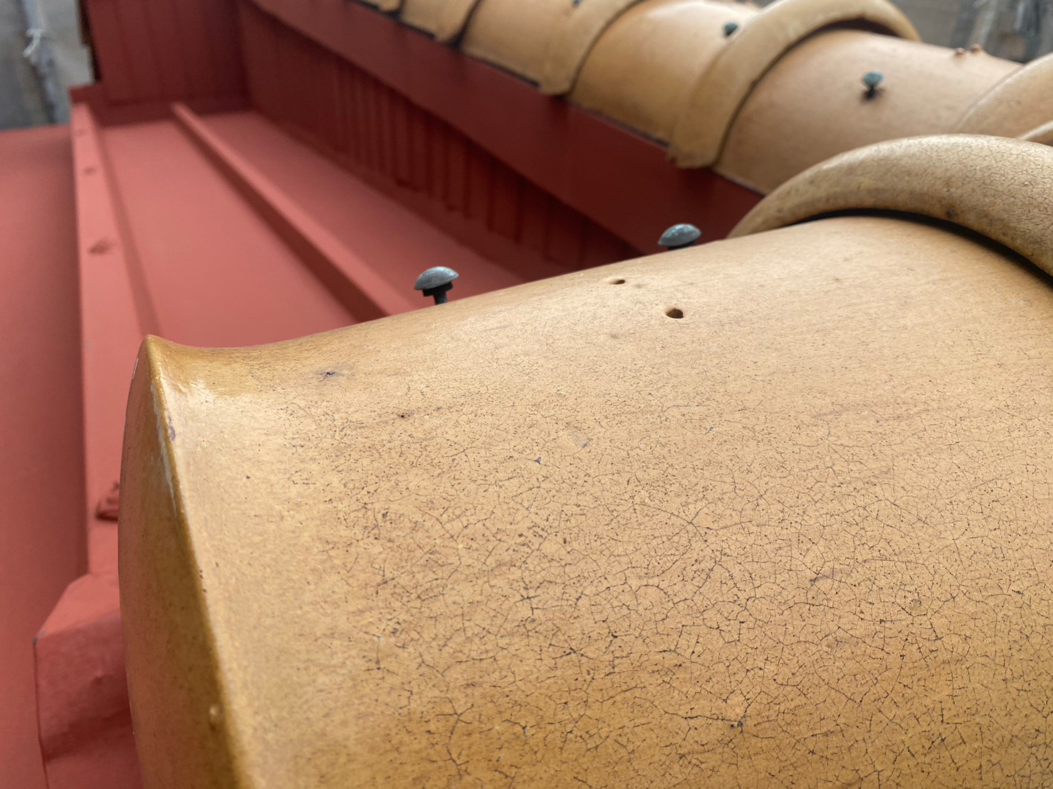 守山区で瓦の釘が抜けている様子