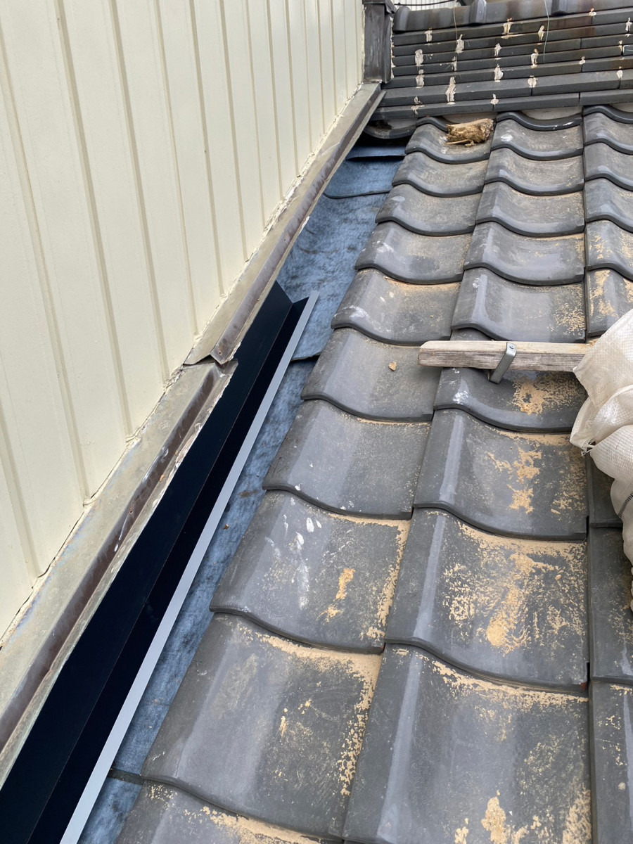 長久手市で捨て水切りを瓦屋根に施工している様子