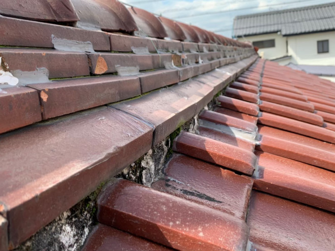 守山区金屋にて瓦の棟部分が原因の雨漏れが発生　漆喰が悪さをしていました