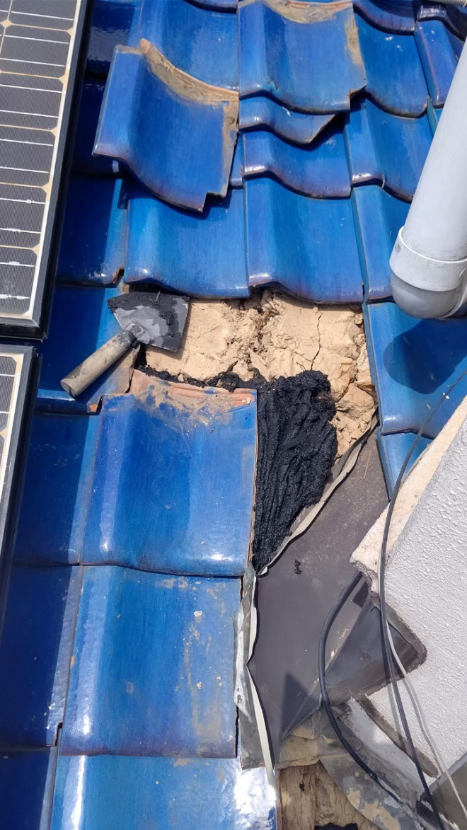 守山区で流れ出た瓦土の補修