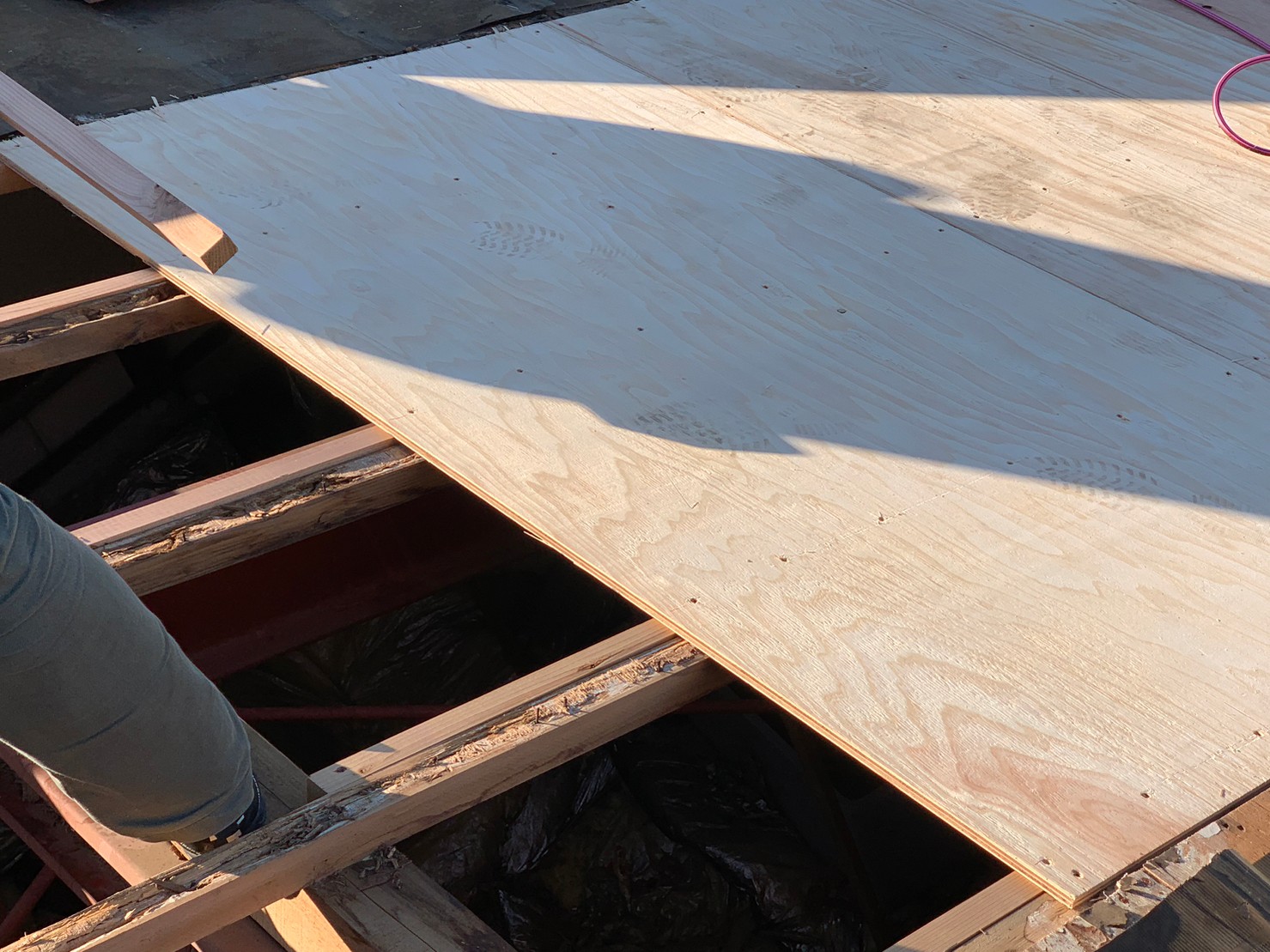 守山区で傷んだ屋根の下地をコンパネで補修