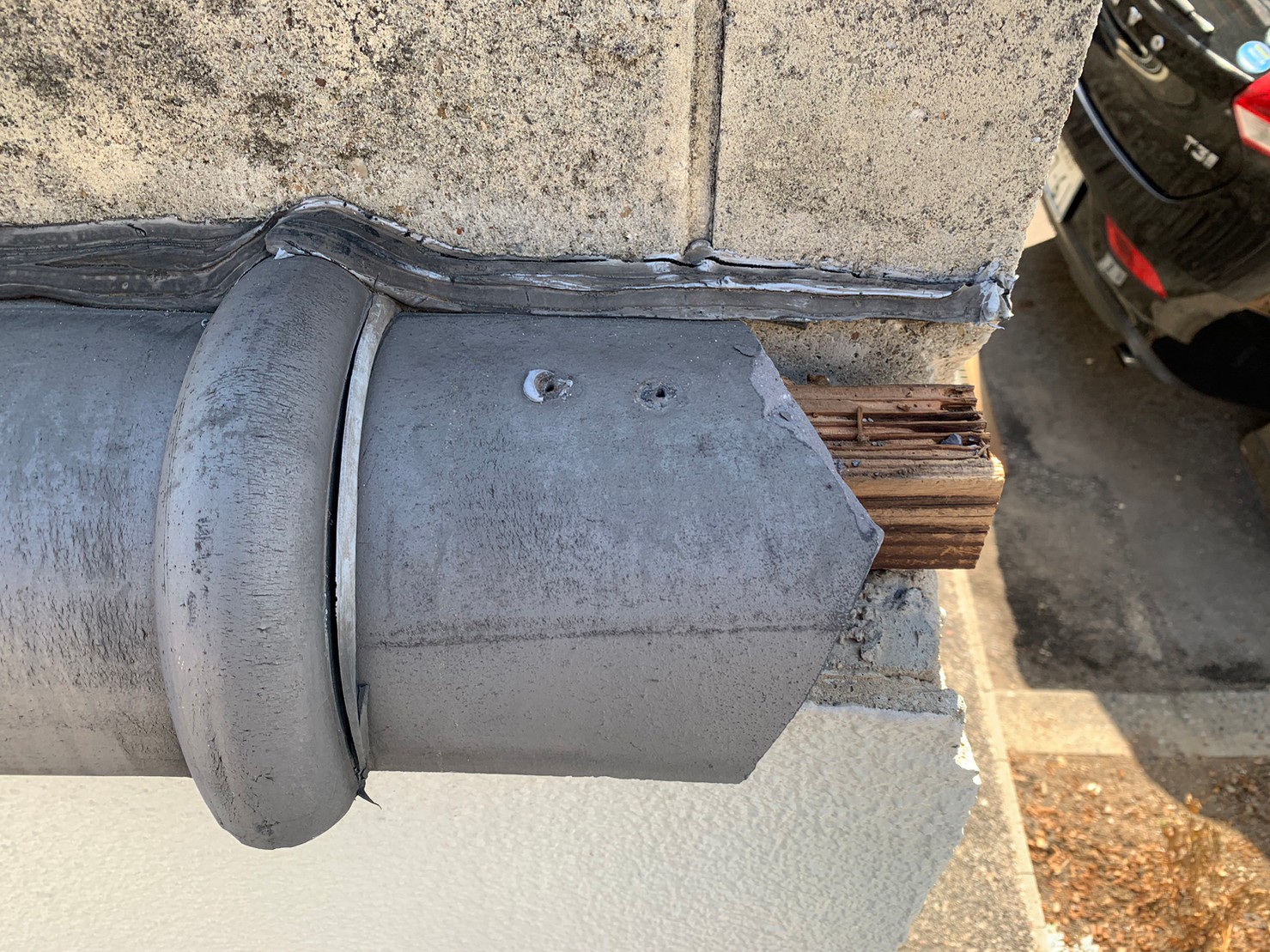 守山区の塀瓦が割れてしまっている状況