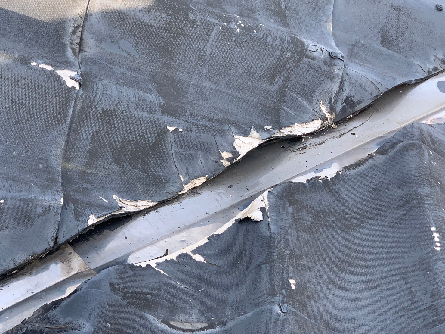 守山区でセメント瓦の剥離