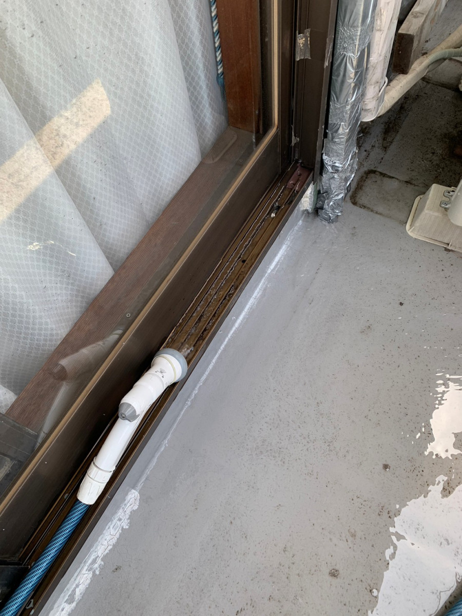 長久手市でサッシレール部分に水をかけて雨漏りの試験をしている様子