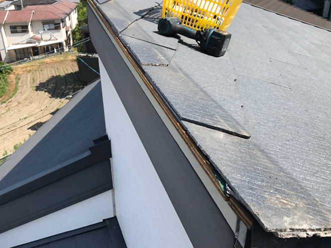 強風で飛散した片流れ屋根の棟板金設置、雨漏りリスクを解決します｜吹田市