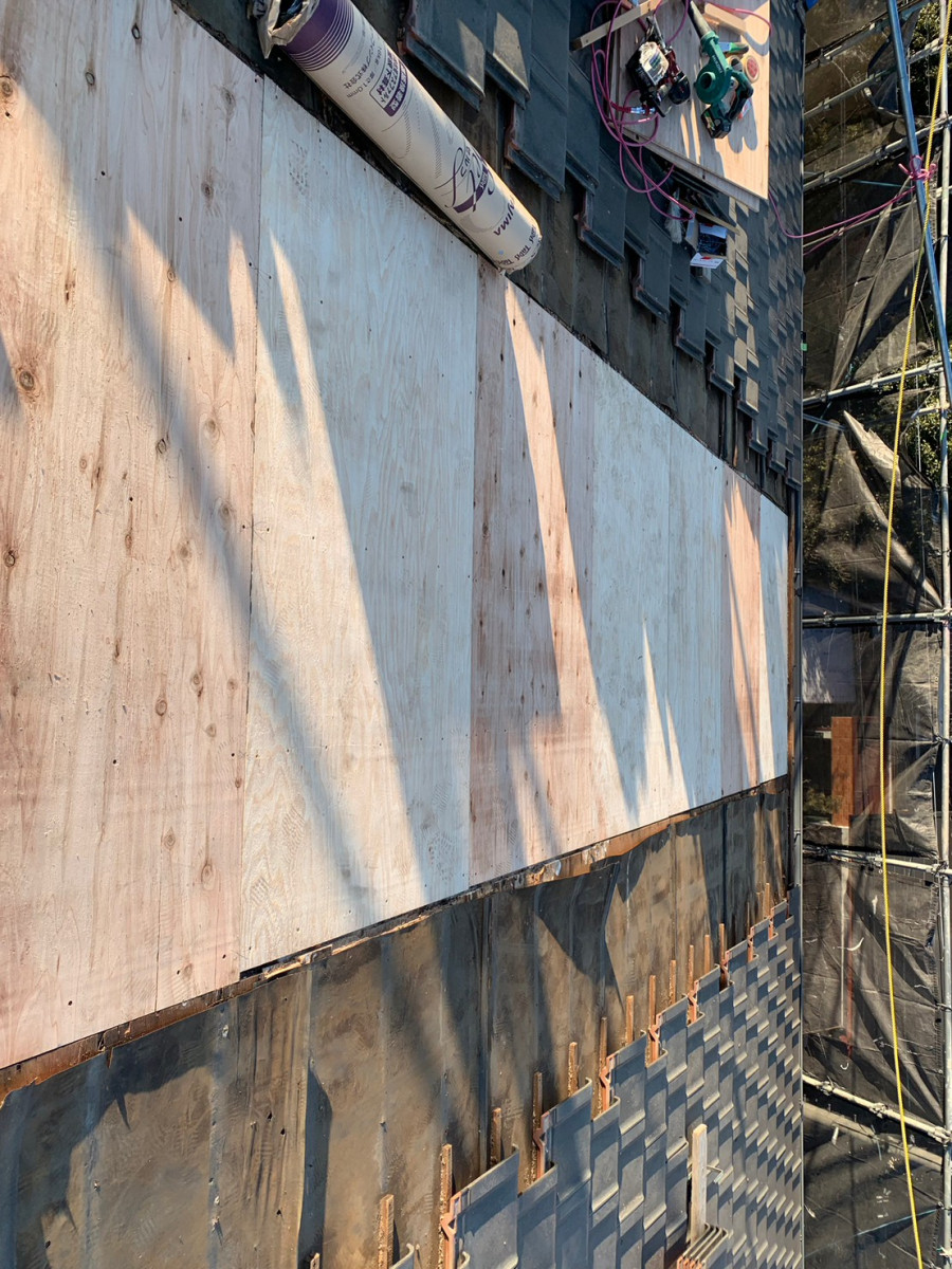 守山区で屋根下地を貼っている様子