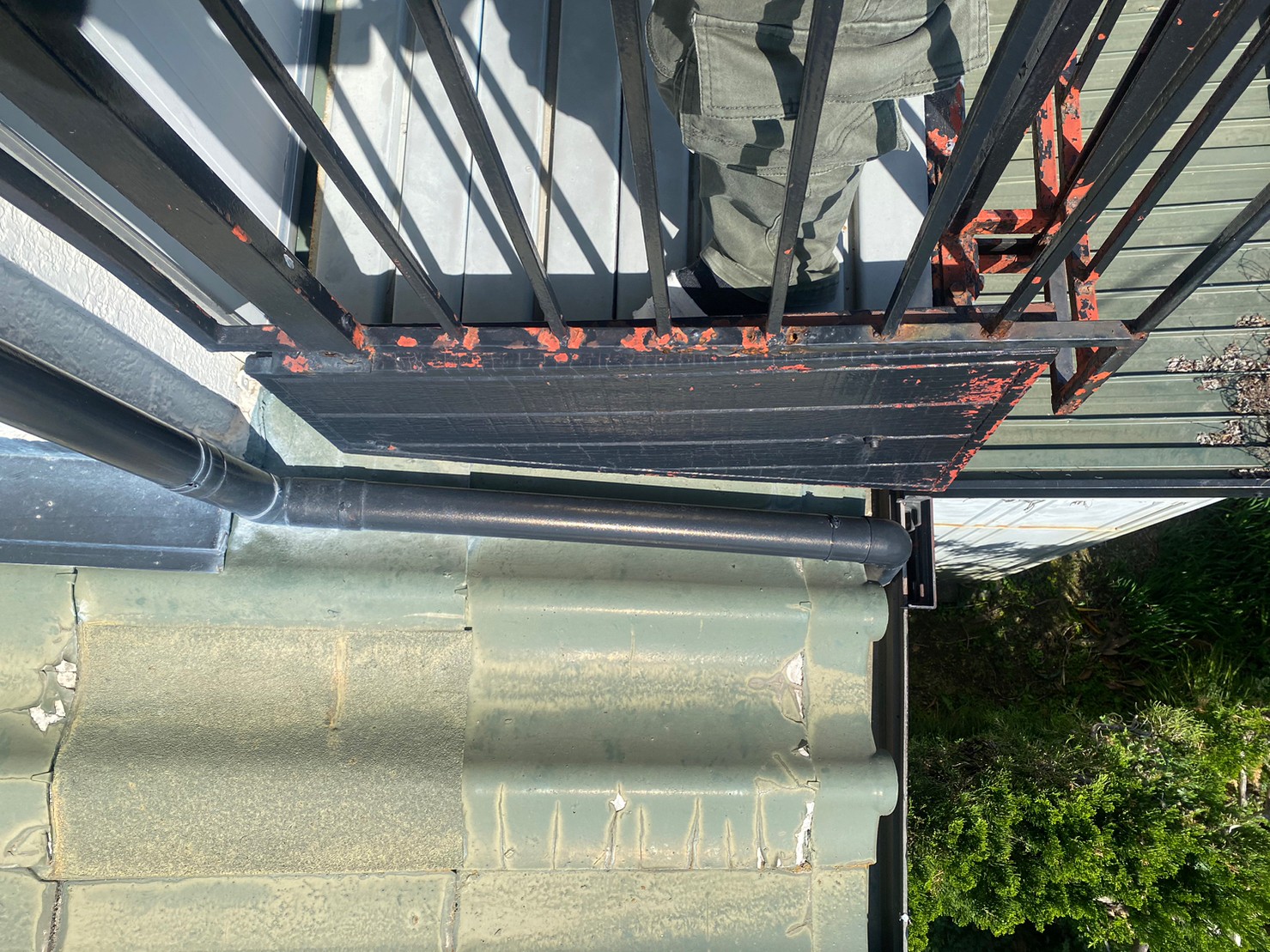 守山区でセメント瓦の上にあるベランダ