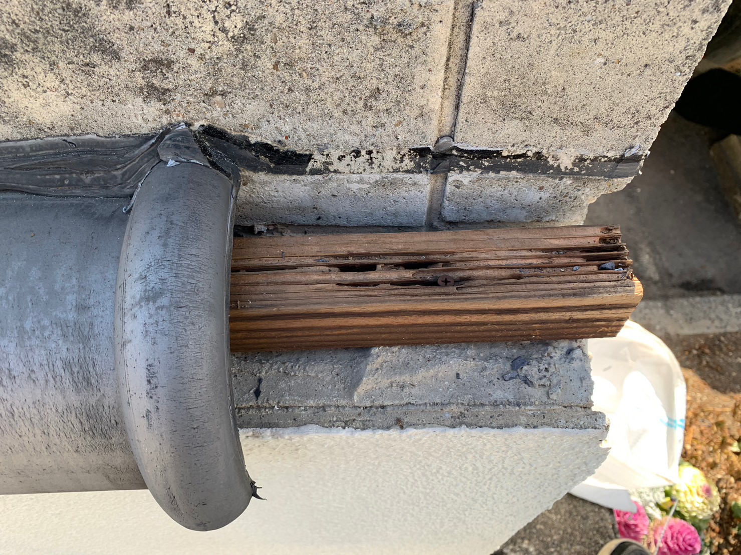 守山区の割れた塀瓦を撤去しました