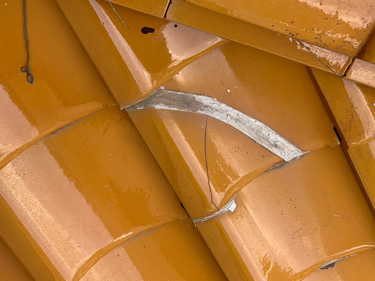 長久手市で瓦が1枚割れている様子